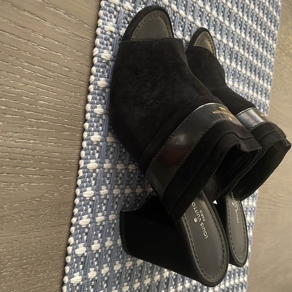 LOUIS VUITTON Chunky Heel Suede Woman Size 5 1/2. New - Picture 2 of 8